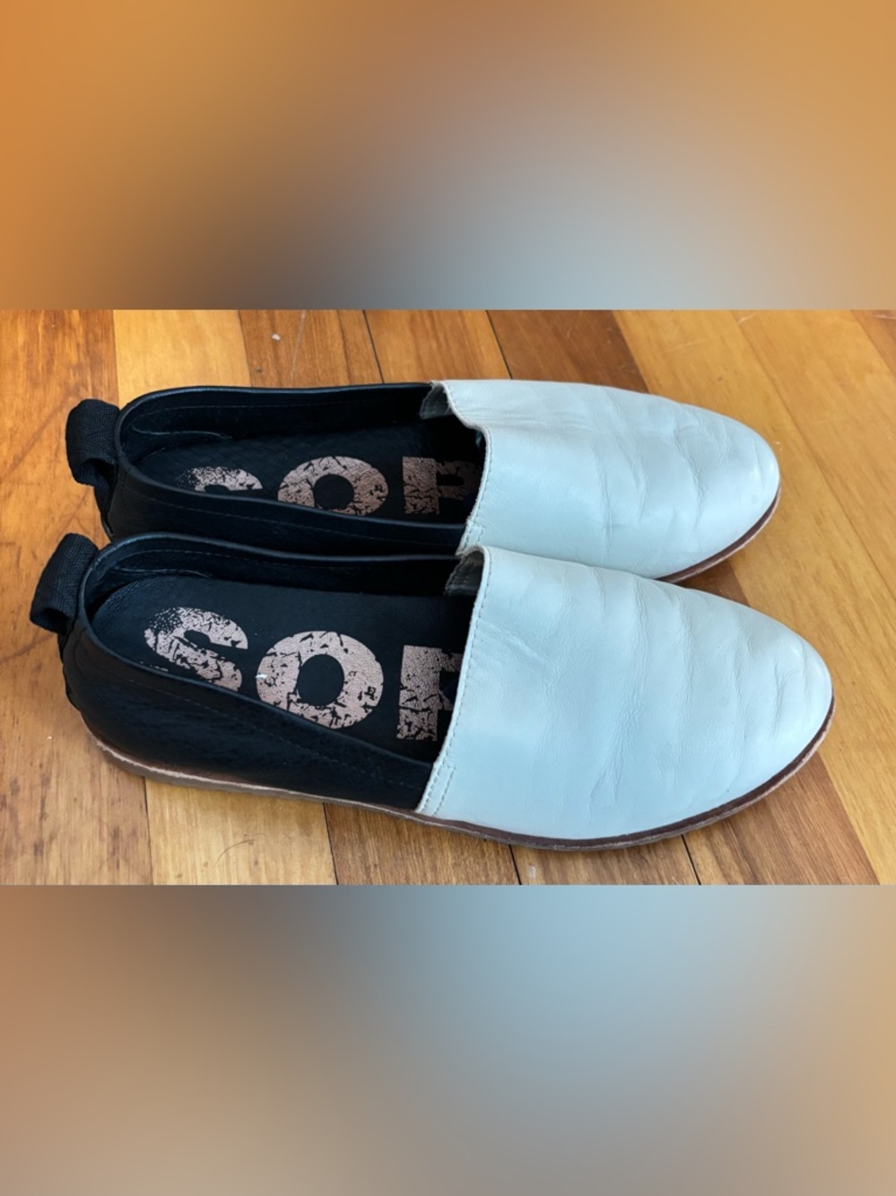 Sorel women’s Two-Tone Slip-On Flats in White and Black size 7.5